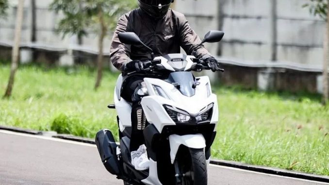 Riding Honda Vario 160