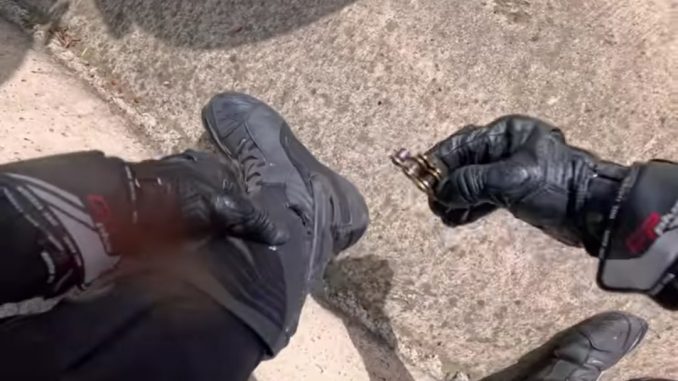 Potongan mata rantai yang menancap di sepatu boot